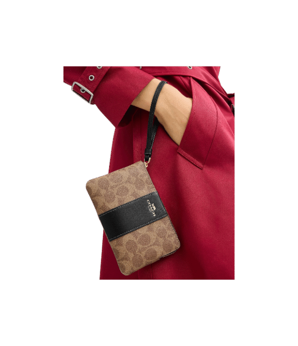 Muñequera coach un cierre cafe con negro monograma