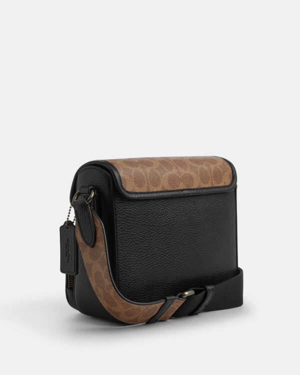 Crossbody sullivan con solapa cafe con monograma