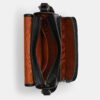 Crossbody sullivan con solapa cafe con monograma