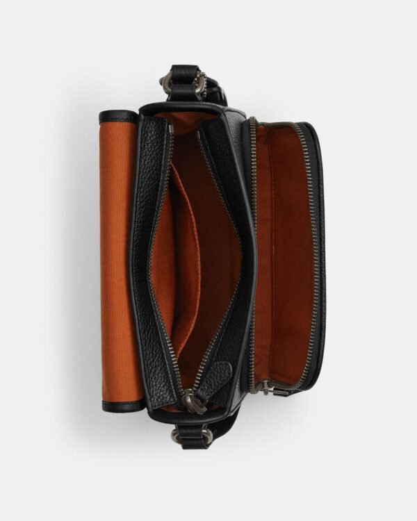 Crossbody sullivan con solapa cafe con monograma