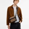 Crossbody sullivan con solapa cafe con monograma