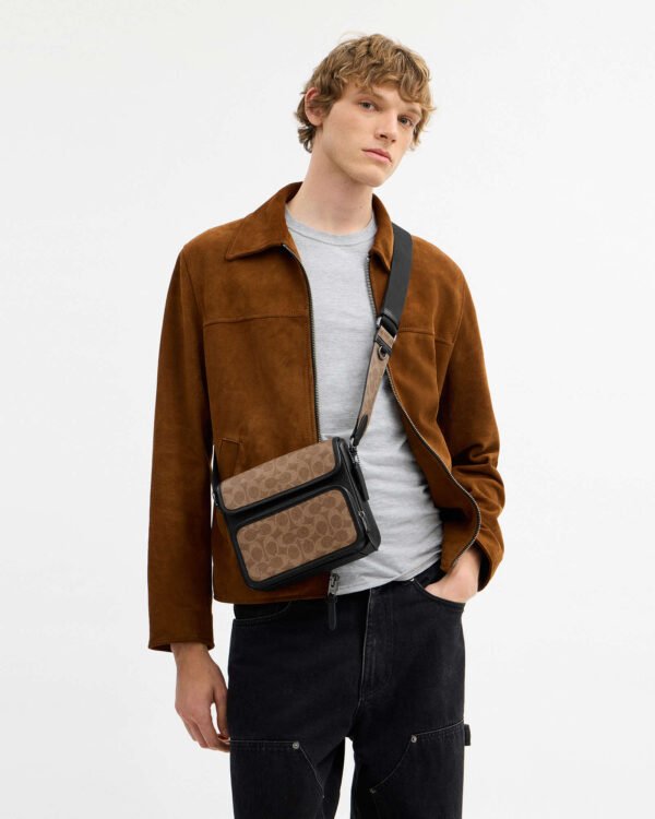 Crossbody sullivan con solapa cafe con monograma