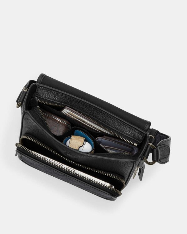 Crossbody sullivan con solapa cafe con monograma
